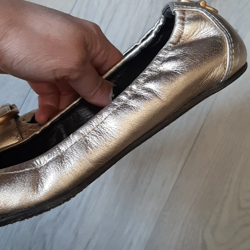 Burberry gold open toed  flats - Picture 6 of 8